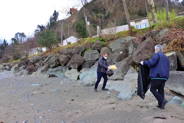 Trabzon’da sahilde maske ve plastik atık temizliği