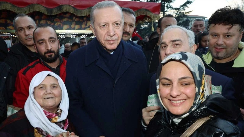  Erdoğan,  İSTANBUL'DA  Vatandaşların Regaip Kandili'ni kutladı