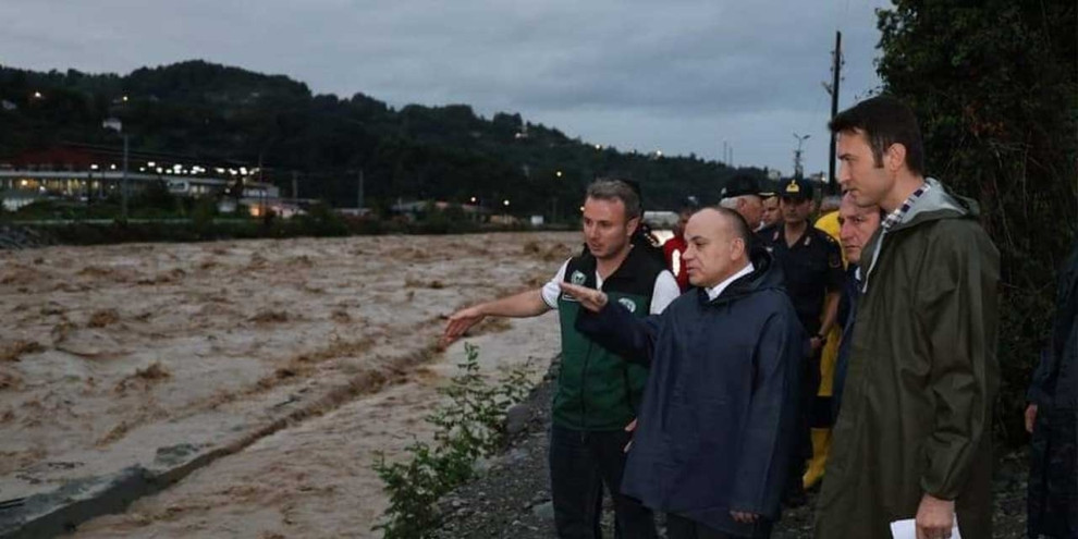 Heyelan ve taşkınlar nedeniyle 32 köy yolu kapandı