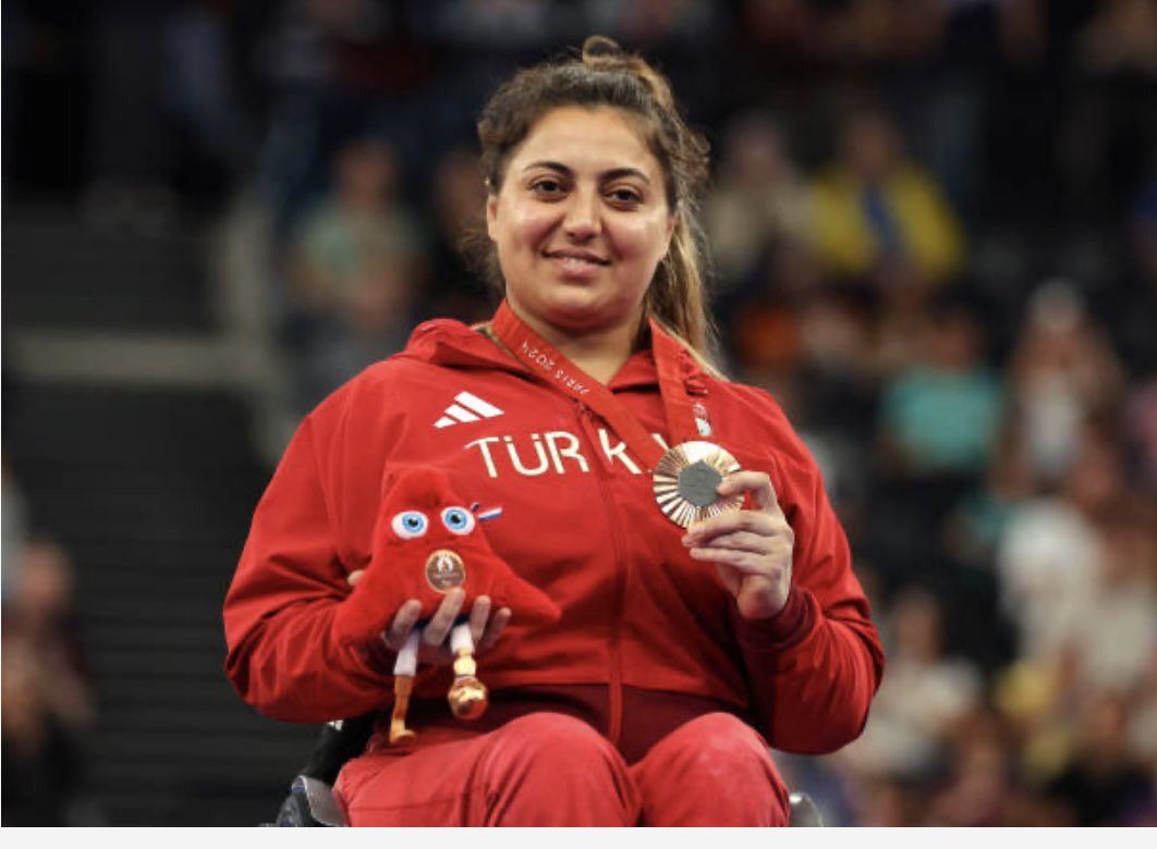 Paris 2024'e damga vurdu! Sibel Çam da kürsüye çıktı