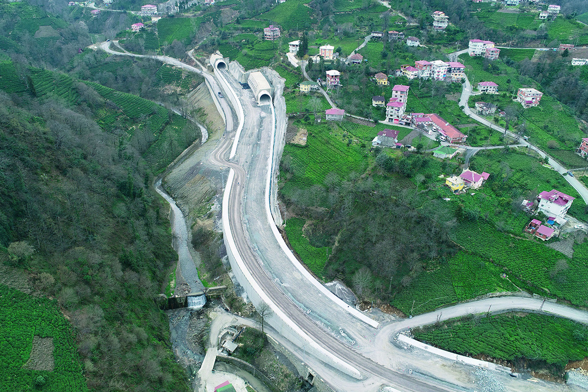 RİZE'DE BU MAHALLEYE 8 ŞERİTLİ YOLLA ULAŞILIYOR