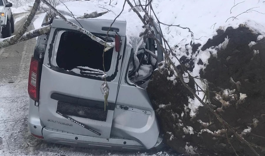 RİZE'DE HEYELAN ALTINDA KALAN ARAÇTAN SANİYELERLE KURTULDU