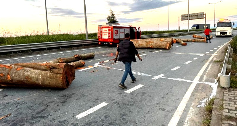 RİZE'DE KAMYONET TOMRUK TAŞIYAN KAMYONLA ÇARPIŞTI