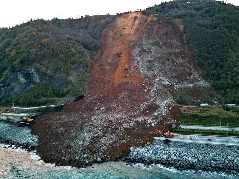 RİZE'DE KORKUNÇ GÖRÜNTÜ SAHİL YOLU ULAŞIMA KAPANDI