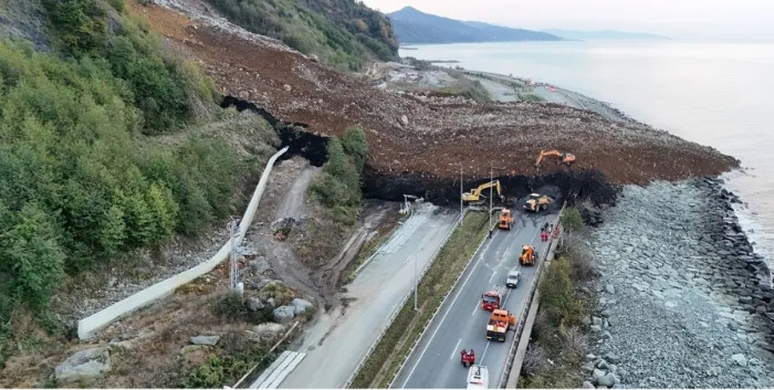 RİZE'DE KORKUNÇ GÖRÜNTÜ SAHİL YOLU ULAŞIMA KAPANDI