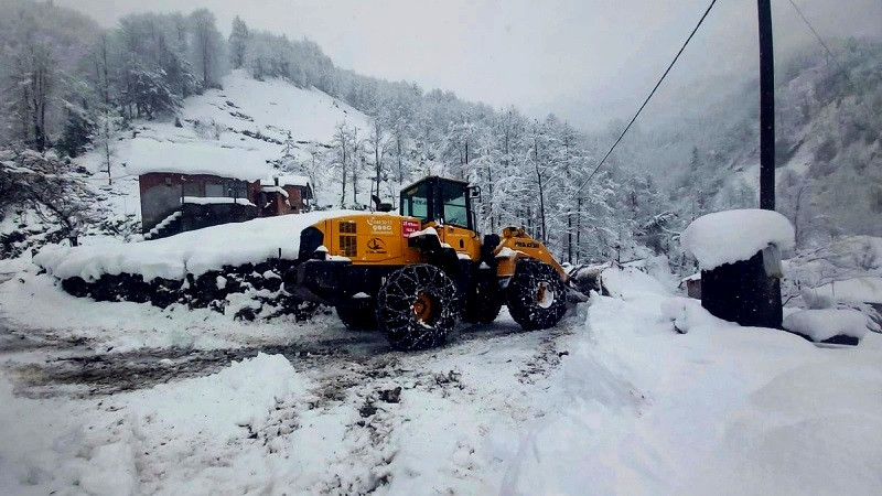 RİZE'DE KÖY YOLLARI KAPANDI ÖZEL İDARE EKİPLERİ İŞ BAŞINDA