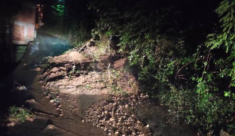 RİZE'DE MAHALLE YOLU  SABAHA KADAR KAPALI