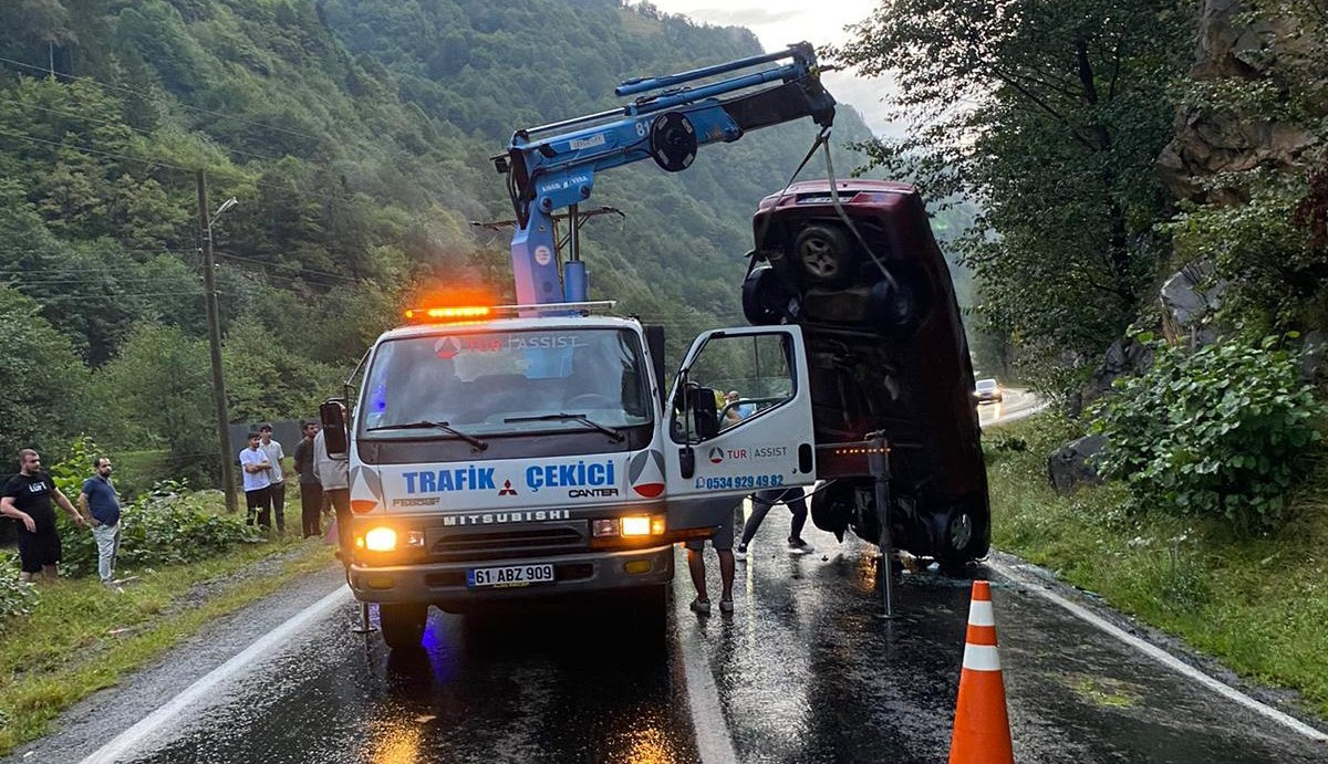 RİZE'DE ÖZEL ARAÇ YOLDA TAKLA ATTI