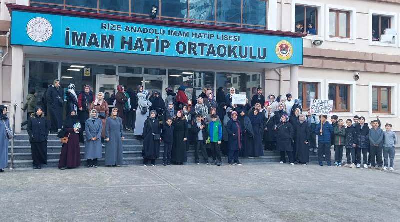 RİZE'DE VELİLERDEN  GÖREVDEN ALINAN OKUL YÖNETİCİLERİNE DESTEK