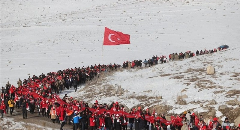 TÜRKİYE ŞEHİTLERİ İÇİN YÜRÜDÜ